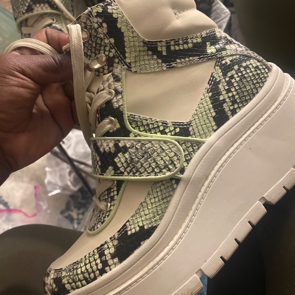 Platform sneaker boot and matching bag. - Picture 2 of 3